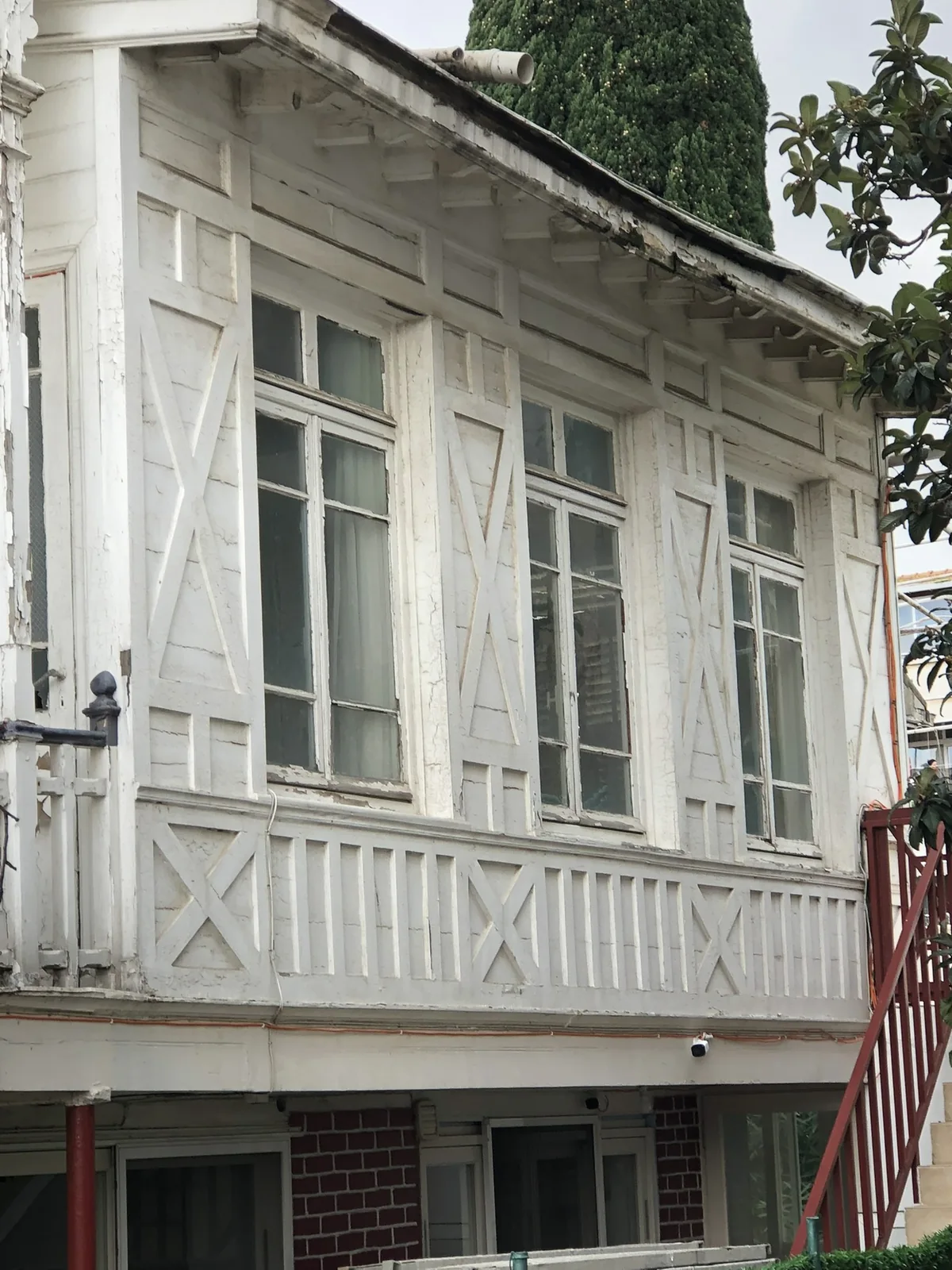 Sirakyan Köşkü’nde balkon korkulukları ve ahşap cephe detayları