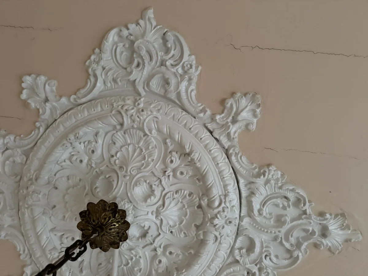 Sirakyan Köşkü’nde tavan bezemesi ve ahşap detaylar